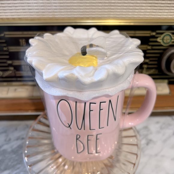 ✨NEW🌸Rae Dunn Queen Bee Mug with Daisy Flower Topper🍃🐝 - Picture 9 of 15